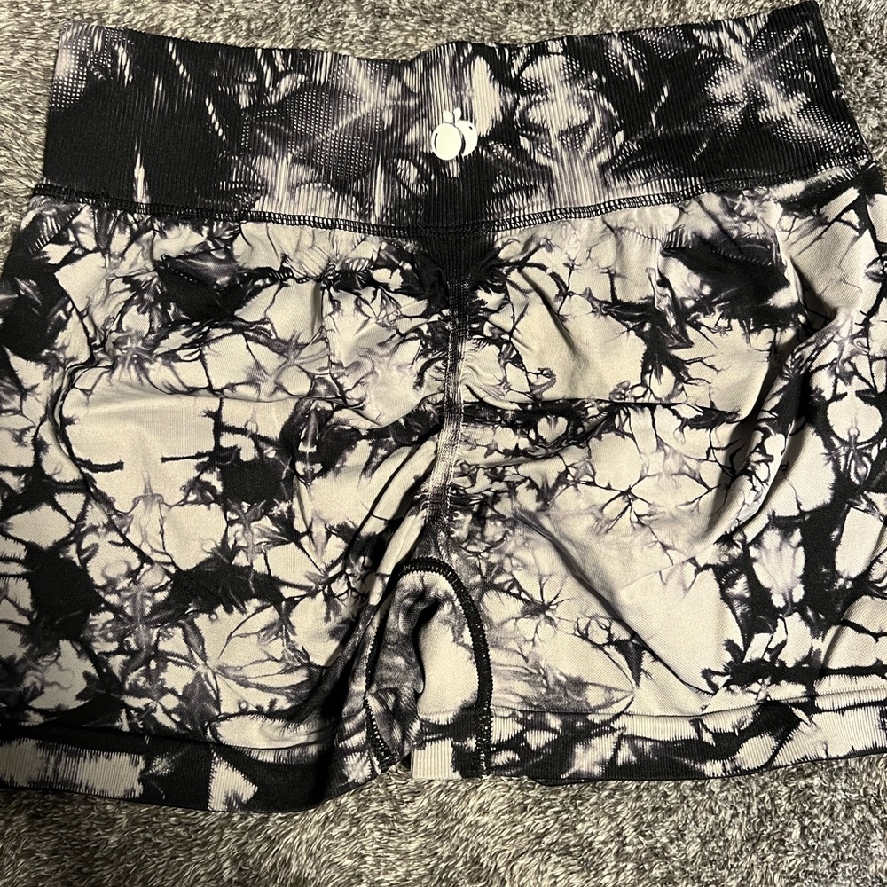 Marble butt scrunch workout shorts size L